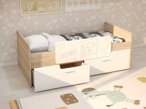 Кровать Умка дуб сонома с белыми ящиками и ограничителем в Миассе - miass.magazinmebel.ru | фото